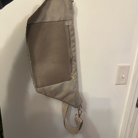 CANVELLE Gray oversized fanny pack with Patterned Strap - Picture 8 of 11